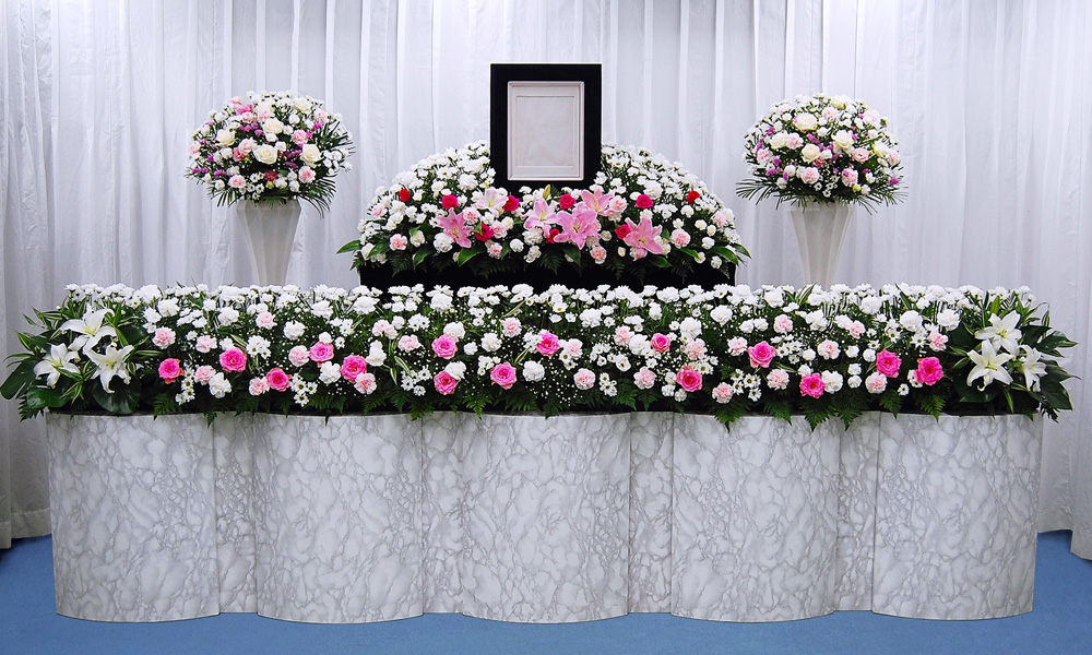 豪華な花祭壇